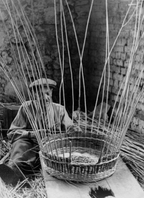 WycombeMuseum's tweet photo. Taken in 1949, this photo shows a close up of a basket maker weaving canes into a large round basket in Mr Youens' factory, on Castle Place, High Wycombe. 

Want to learn how to weave wicker? We've got a beginner-friendly workshop on 8th September!
➡️ https://t.co/zEOy0LgQxP https://t.co/iYBdLzYbBX