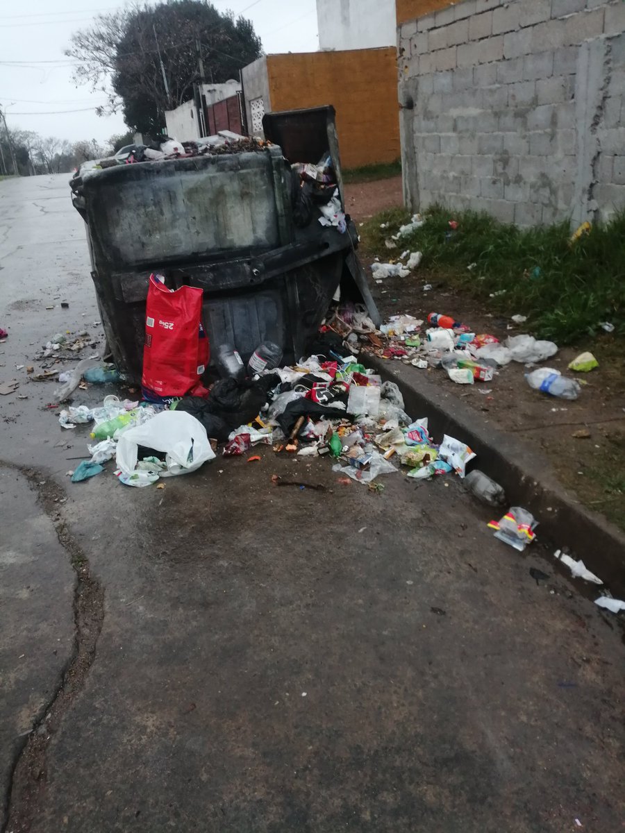 <a href="/montevideoIM/">Intendencia de MVD</a>  ayer en la tarde el camión recolector dejó así este contenedor ,por que no pudo vaciarlo,lo subió y lo volvió a bajar dejándolo tirado de costado y lleno de basura,una vergüenza ,fracaso total .calle emancipación y Bernardo de Guzmán barrio belvedere <a href="/municipioa/">Municipio A - MVD</a>