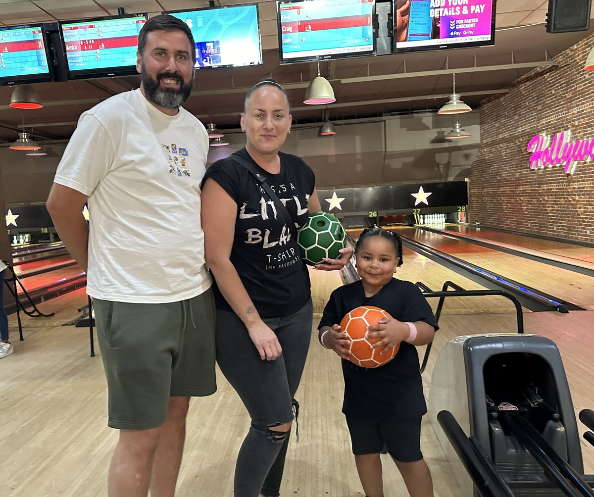 WHYCNunhead's tweet photo. You bump into everyone @HollywoodBowlUK #SurreyQuays! #exmembers #sibljngs Jade and Craig teaching #futureclubmember Khleo how to bowl! #RoleModels #GoodOldDays #youthwork https://t.co/FFL0yg9woM