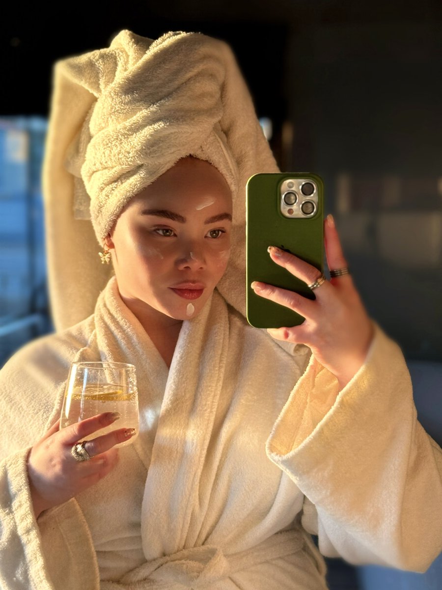 MosalakaeM's tweet photo. My life is full of various places that need nurturing, and I wouldn’t have it any other way. Today is a reminder that to continue nurturing others, I must also nurture myself. Today’s mantra: 'Deep hydration and self-care.' 🤍 Happy Women’s Day ✨ https://t.co/u7WrRsC3fw