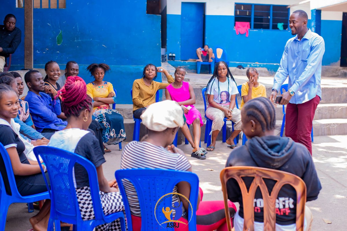 Asrjrdcongo's tweet photo. #JIJ2024

En marge de la journée internationale de la jeunesse, @Asrjrdcongo, au cours d'une causerie éducative, sensibilise les ados et jeunes du quartier #Mimosa à Kinshasa sur les mesures préventives contre les MST/VIH SIDA, grossesses non désirées et avortements clandestins. https://t.co/vcnvbSNdAB