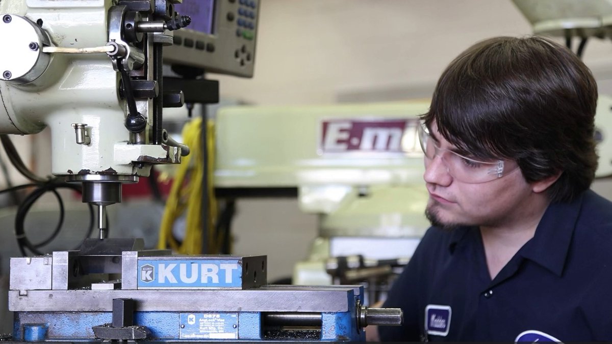 OCtechEdu's tweet image. Take programs that lead to great careers at OCtech! Fall classes start August 19. We&apos;re open until 1:30 today, so stop by to get started! #machinetooltechnology #toolanddie #cnc #mtt #connectingpeopletopossibilities #dreamplando #wellchangeyourlife octech.edu