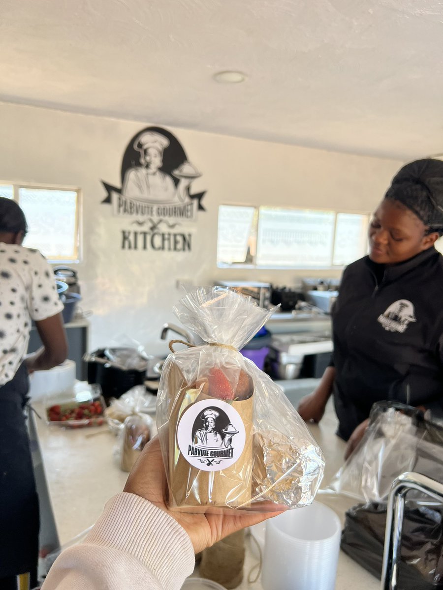 graciabvute's tweet photo. Our Daily corporate lunch boxes at PaBvute_Gourmet going out for delivery on a beautiful Friday afternoon! ___📍Harare. 
#corporatelunchboxes #corporatelunch https://t.co/B409dTgrzk