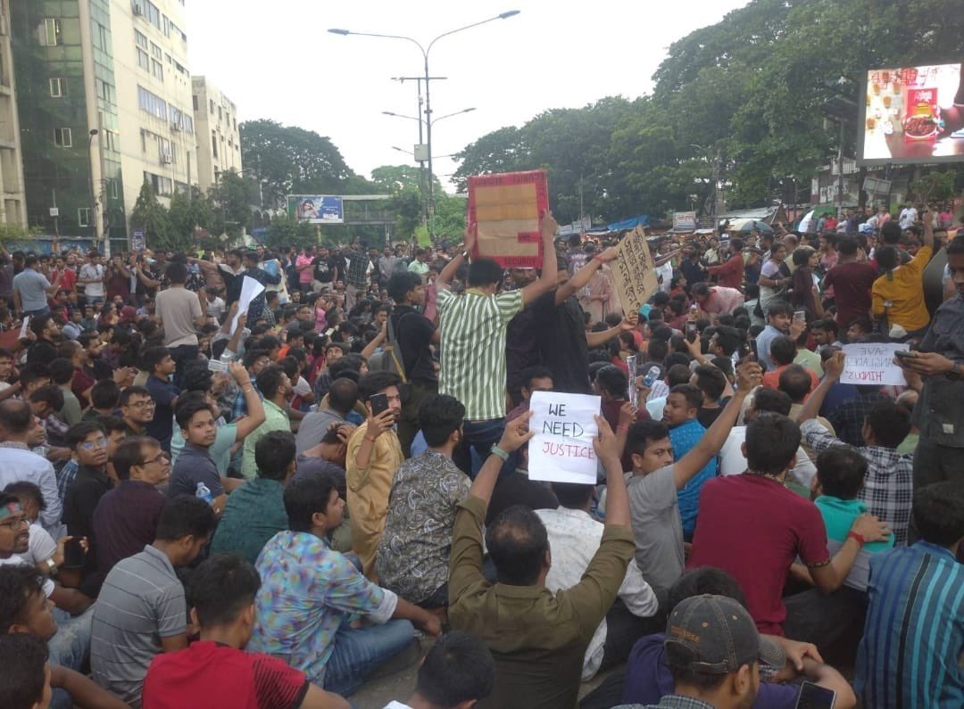 UnSubtleDesi's tweet photo. Hindus pour to the streets of Dhaka to protest. Demand justice #BangladeshHindus https://t.co/KKLqgwPXGp