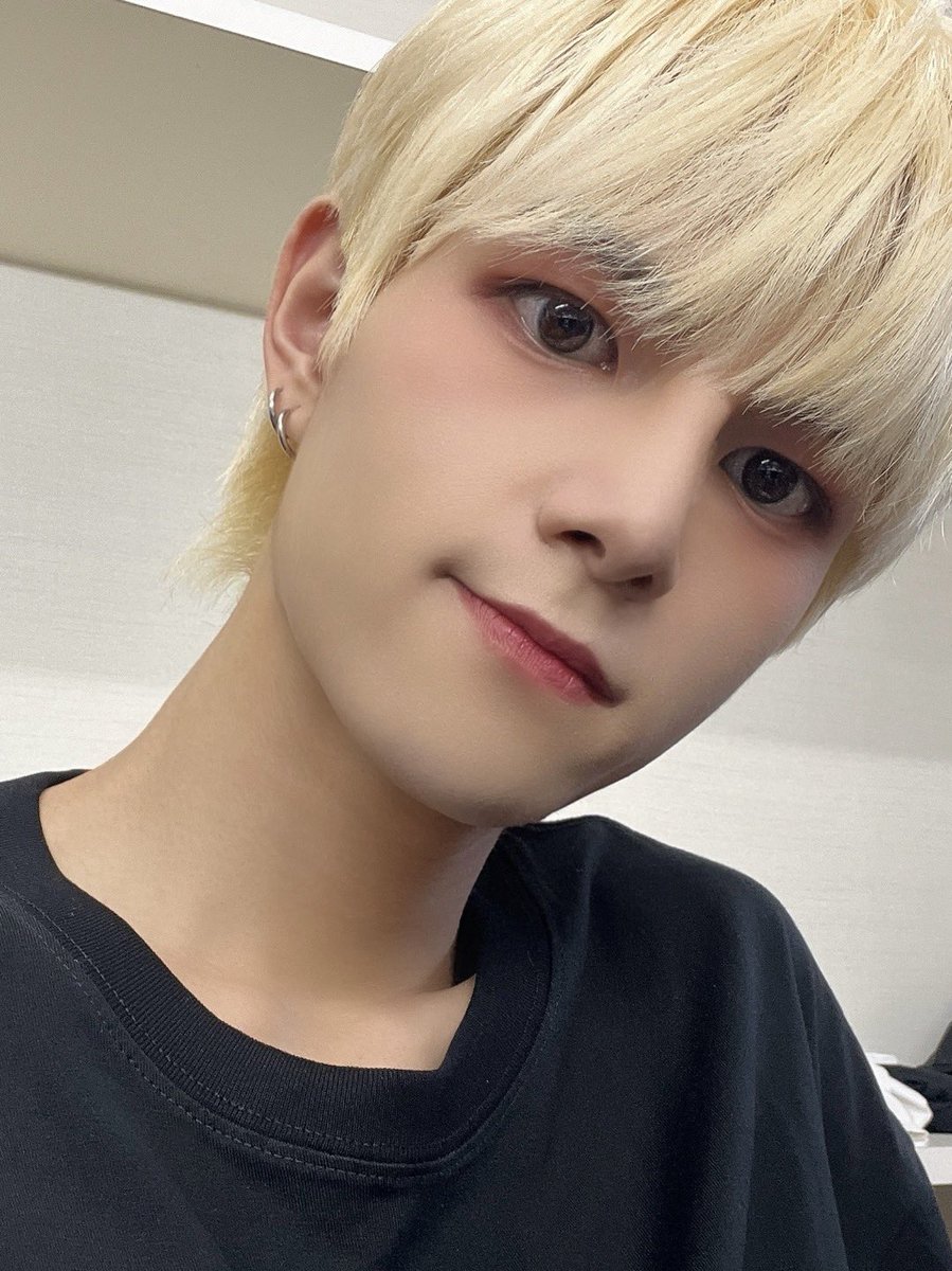 82DAYCHILD's tweet image. [ 케이 ] 

여러분을 만나면서 경험하는 모든 순간이 저에겐 전부 &quot;행복&quot;이에요🌻
오늘 여러분은 어떤 &quot;행복&quot;이 함께했나요?😉
今日一日もお疲れ様でした🩵

#FCLIVE_OSAKA #데이차일드 #DAYCHILD #케이 #K