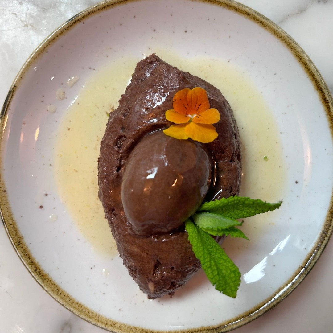 Dark chocolate &amp; orange mousse (v/vg)🍊🍫 
orange coulis, dark chocolate sorbet

Tuesday - Saturday, 12pm - 2pm
Wednesday - Saturday, 6pm - 10pm🍴

Book a table: okn1.co.uk/reservations

#okn1 #foodie #restaurant #london #shoreditch #hoxton #dinner #lunch #smallplates #trending
