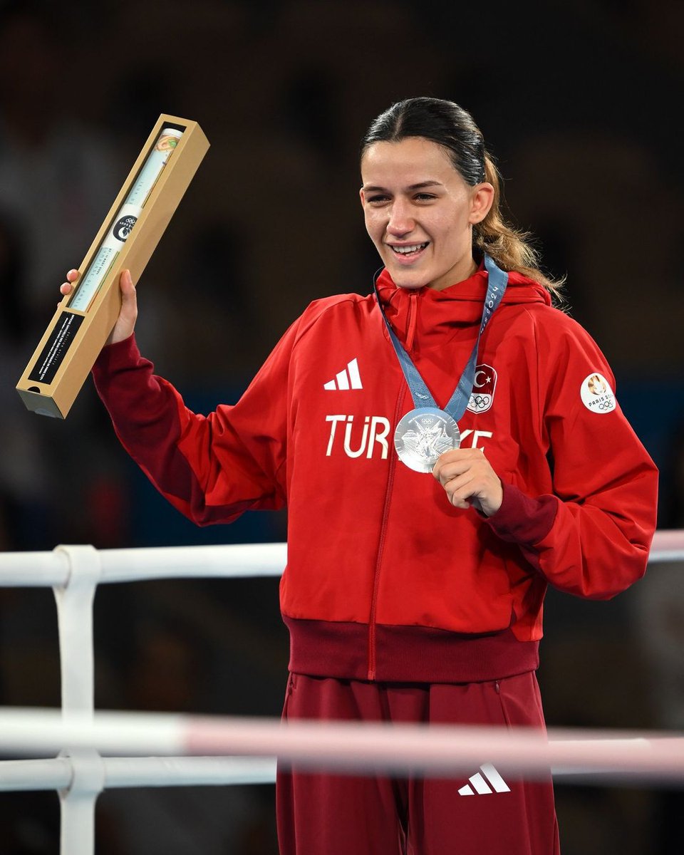 haticeakbass1's tweet photo. Elimde bir madalya... Bir Olimpiyat madalyası... Sadece galibiyetler, yenilgilerden yapılmamış, içinden dolup taşan onca şey var ki.🥈🇹🇷❤️ Çok gururluyum, bu yolda verdiğim emeklerin bir madalyayla taçlanması, ülkemi bu seviyede temsil edebilmek inanılmaz bir duyguydu. 

Gönül isterdi ki altın madalya bizim olsun ama maalesef final heyecanını yönetmek benim için zor oldu. Biliyorum ki yolun başındayım, biliyorum ki güzel yollar böyle inşa ediliyor, o yüzden gönül rahatlığıyla size bir olimpiyat altını sözü veriyorum.☺️ 

Şimdi kutlama zamanı. Destekleyen, dua eden, güzel mesajlarını esirgemeyen herkese sonsuz teşekkür ederim 🥹🙏🏻 #Paris2024 @boksfederasyonu