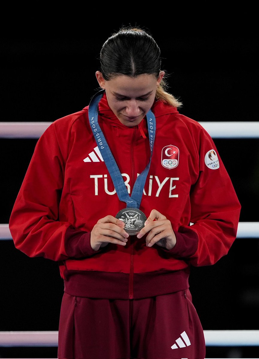 Elimde bir madalya... Bir Olimpiyat madalyası... Sadece galibiyetler, yenilgilerden yapılmamış, içinden dolup taşan onca şey var ki.🥈🇹🇷❤️ Çok gururluyum, bu yolda verdiğim emeklerin bir madalyayla taçlanması, ülkemi bu seviyede temsil edebilmek inanılmaz bir duyguydu. 

Gönül