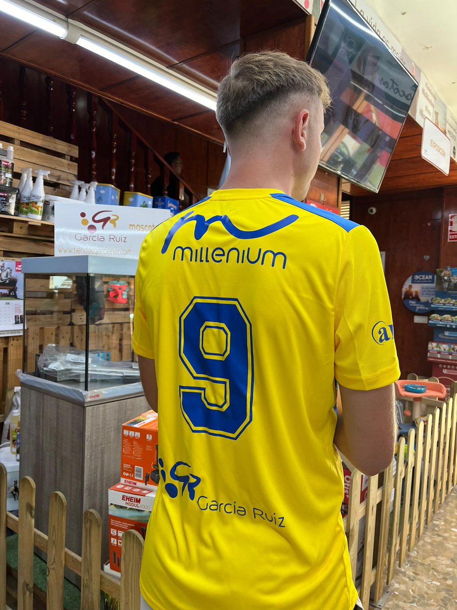 ⏩Sergio Conde seguirá en el Atl. Palma del Río CF, en casa!

🖊️El palmeño ha renovado su compromiso visitando las instalaciones de Pajarería Hermanos García Ruiz.