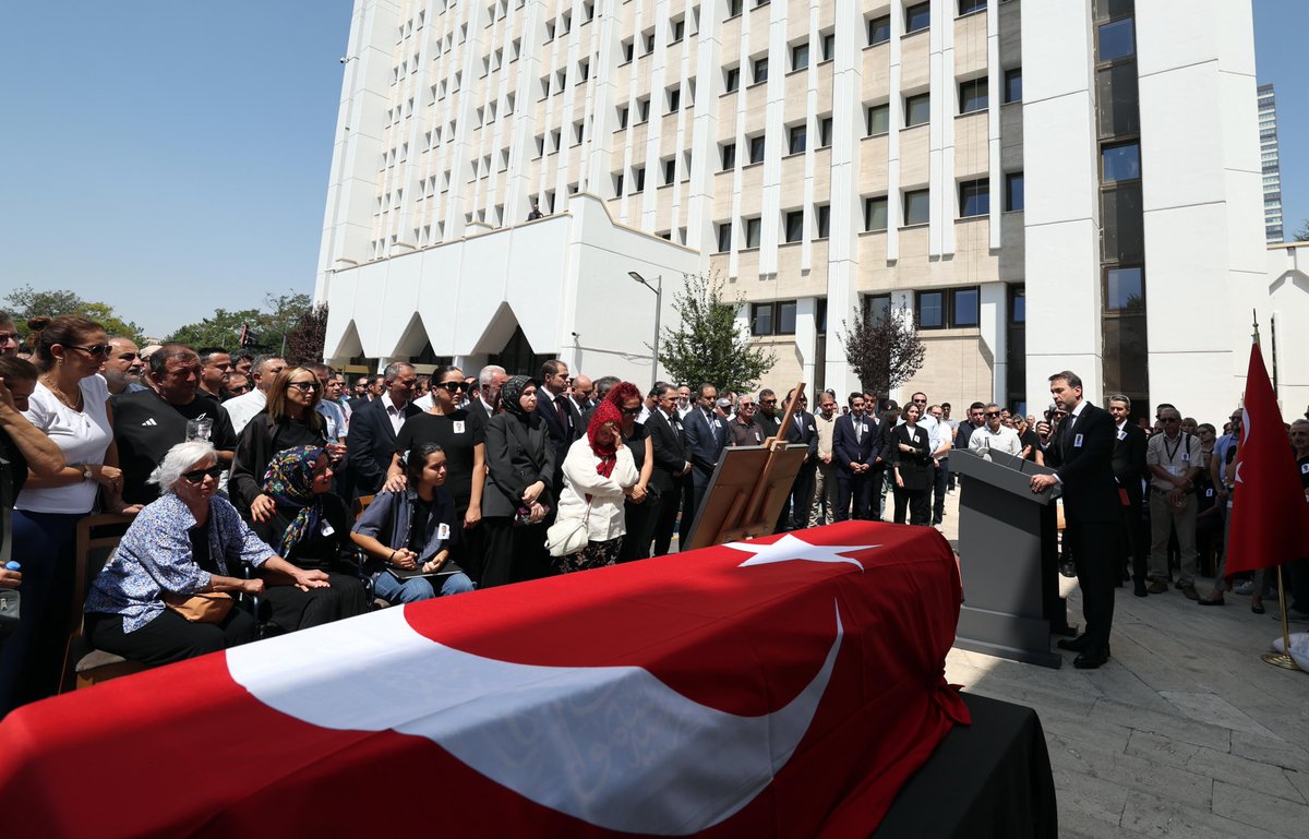 aBayraktar1's tweet photo. Bugün kıymetli çalışma arkadaşımız merhum Mehmet Salih Bülent Sadioğlu için ilk olarak 27 yılını verdiği TPAO’da düzenlenen törene katıldık. Ardından cenaze namazını kılarak son görevimizi yerine getirdik.

Uzun yıllar TPAO’da birçok farklı pozisyonda çalışarak büyük bir emek ortaya koyan, ülkemizin enerji bağımsızlığı için kritik projelerde görev alan kardeşimizin ani vefatı bizi ziyadesiyle üzdü.

Bir kez daha kendisine Allah’tan rahmet, ailesine ve yakınlarına sabırlar diliyorum. Hepimizin başı sağ olsun.
