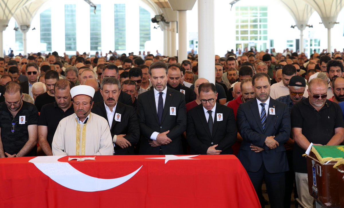 aBayraktar1's tweet photo. Bugün kıymetli çalışma arkadaşımız merhum Mehmet Salih Bülent Sadioğlu için ilk olarak 27 yılını verdiği TPAO’da düzenlenen törene katıldık. Ardından cenaze namazını kılarak son görevimizi yerine getirdik.

Uzun yıllar TPAO’da birçok farklı pozisyonda çalışarak büyük bir emek ortaya koyan, ülkemizin enerji bağımsızlığı için kritik projelerde görev alan kardeşimizin ani vefatı bizi ziyadesiyle üzdü.

Bir kez daha kendisine Allah’tan rahmet, ailesine ve yakınlarına sabırlar diliyorum. Hepimizin başı sağ olsun.