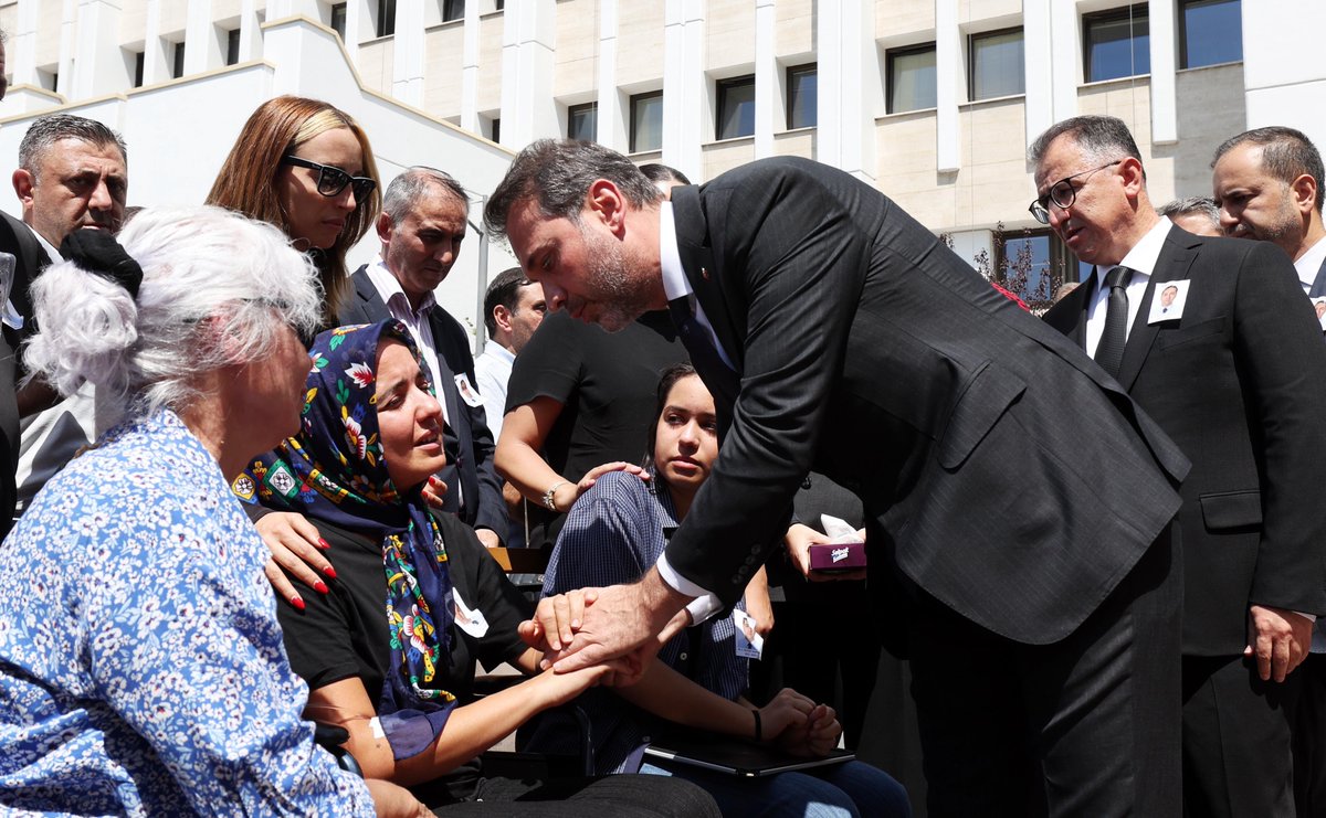 aBayraktar1's tweet photo. Bugün kıymetli çalışma arkadaşımız merhum Mehmet Salih Bülent Sadioğlu için ilk olarak 27 yılını verdiği TPAO’da düzenlenen törene katıldık. Ardından cenaze namazını kılarak son görevimizi yerine getirdik.

Uzun yıllar TPAO’da birçok farklı pozisyonda çalışarak büyük bir emek ortaya koyan, ülkemizin enerji bağımsızlığı için kritik projelerde görev alan kardeşimizin ani vefatı bizi ziyadesiyle üzdü.

Bir kez daha kendisine Allah’tan rahmet, ailesine ve yakınlarına sabırlar diliyorum. Hepimizin başı sağ olsun.