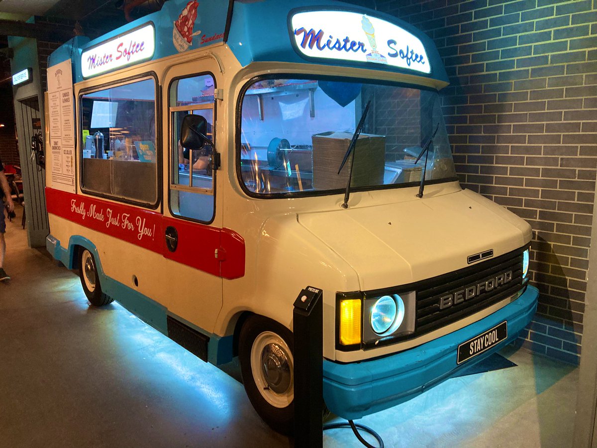 Stewbacca31's tweet image. I vaguely remember these Bedford vans from my childhood. Although never with neon underglow. 

This one (Mister Softee) has been restored and found in the new @BrewDog inside Waterloo Station.

Food, drinks and service highly recommended here

#Brewdog #Waterloo #London