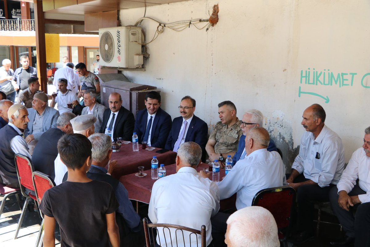 SiirtValiligi's tweet photo. 📍Eruh Esnaf  Ziyareti

Valimiz Sayın @Dr_KemalKzlkaya ,

İlçe ziyaretleri programı kapsamında Eruh ilçemizi ziyaret ederek, esnaf  ve vatandaşlarla bir araya geldi.

Vatandaşların sorun ve taleplerini  dinleyerek kendileri ile hasbihal eden Vali Kızılkaya, ilçe esnafına bol ve bereketli kazançlar diledi.

Birlik ve beraberlik mesajları veren Vali Kızılkaya, huzur ve güven ortamında devam eden çalışmalar hakkında vatandaşları bilgilendirdi.

Vali Kızılkaya’ya Eruh Kaymakamı İbrahim Engin Şenay, İl Jandarma Komutanı Tuğgeneral Emrullah Büyük, İl Emniyet Müdürü Necmettin Öztürk eşlik etti.

📍Eruh/15 Temmuz Demokrasi Meydanı

#BirizBeraberiz🇹🇷
#Eruh
#Siirt
