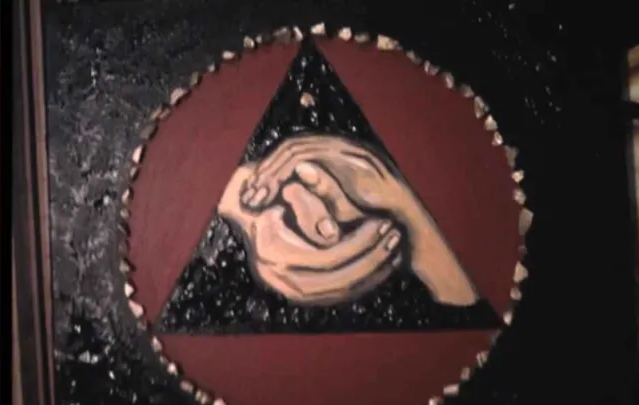 TeamFSociety1's tweet photo. Voilà ce dont parle Mirah  : 
Le dessin de Marie dans " Viols d'enfants la fin du silence " : l'abuseur avec le dessin de sa tunique qui est le même qu'elle a peint. Un triangle dans un rond. 

Voir les lieux d'abus rituels : 
#AbusRituelsMap 
https://t.co/hO9yd59AEj https://t.co/EW3YHWB6hz