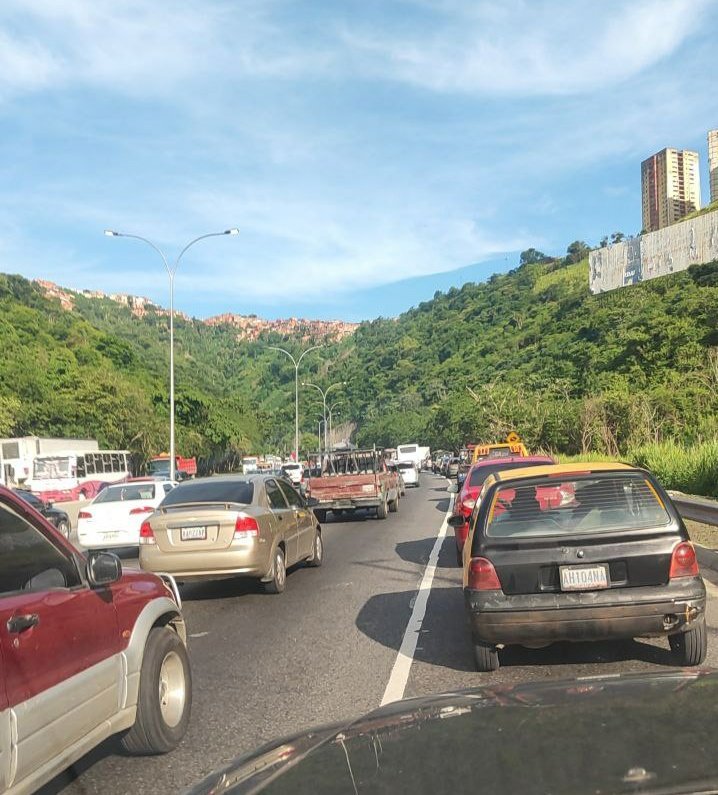 FMCENTER's tweet photo. #AGMA - Vehículo accidentado en la parte interna del túnel de Turumo sentido Caracas; se genera cola para la hora. 08:15a.m #TrafficCenter https://t.co/qd1rGwzpEo