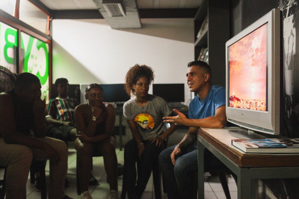 Eu tive um super bate-papo com a turma de fotografia da <a href="/spectaculu/">Spectaculu</a> contei um pouco da minha história e trajetória clicando as favelas. Fiquei super feliz em saber que crias de Favelas estão vindo forte na fotografia. 🙏🏽📷