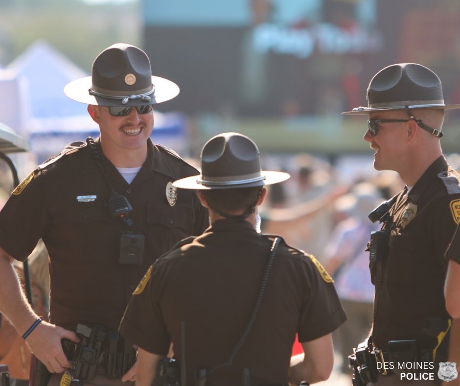 DMPolice's tweet image. The @IowaStateFair runs through August 18, and each day there are approximately 50 first responders on and immediately around the Fairgrounds, ready to assist you!

A short 🧵…

#iowastatefair #FairFever #HereForYou