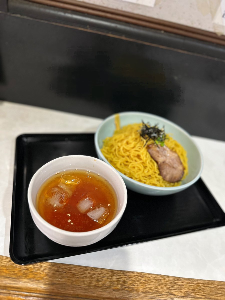 kiyoofdeath's tweet photo. 夏の限定メニュー「冷たいザルラーメン」〈塩味〉 at 大麓ラーメン麓郷舎より
#Colander 星人w
How's life??
8月末迄の限定!!昔風塩ラーに寄せたつけ汁は油��えめあっさり!!氷がキンキン🧊強塩ダレは舌に刺さる!#西山製麺 業務用多加水麺を冷水で〆‼️並150g〜天国への階段600g迄増量可能!!旨い麺🤣✨ https://t.co/J4cBaMTgQp