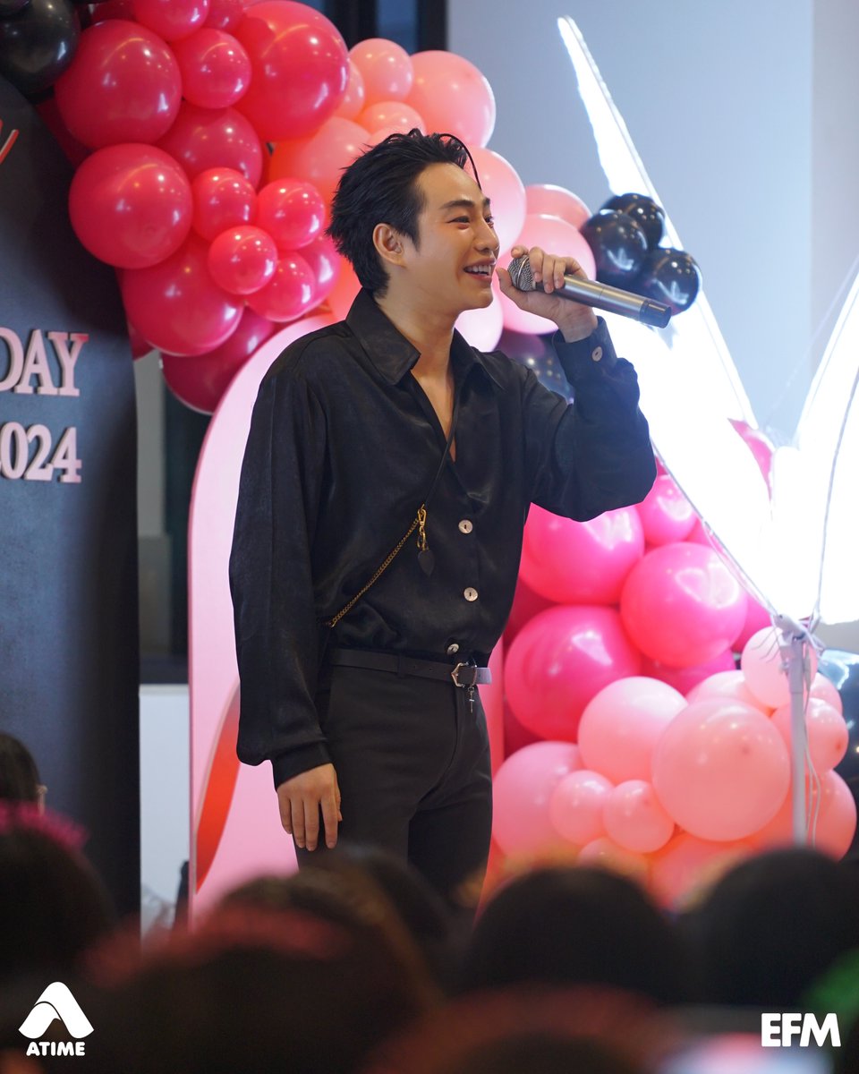 EFM_STATION's tweet photo. 😚🎂ไม่เจอกันนาน..คิดถึงจังเล้ยยยยยยยยยยยย ไม่ใช่แค่แฟนเพลงทนความคิดถึงไม่ไหว เฮียเป๊ก ก็ทนคิดถึงทุกคนไม่ไหวเหมือนกัน
.
เพราะล่าสุด เป๊ก-ผลิตโชค อายนบุตร ศิลปินขวัญใจมหาชน คัมแบ็กพร้อมชวนแฟน ๆ มารวมตัวกันที่ลอบบี้ อาคารจีเอ็มเอ็ม แกรมมี่ เพลส เพื่อร่วมเฉลิมฉลองวันคล้ายวันเกิด 9 สิงหาคม ซึ่งปีนี้เฮียเป๊กของเราก็มีอายุครบ 40 ปีแบบแจ๋ว ๆ
.
บรรยากาศเป็นไปด้วยความอบอุ่น จากเสียงกรี๊ดต้อนรับของแฟนเพลงทุกคน ก่อนจะพูดคุยทักทายพร้อมเล่าถึงช่วงเวลาที่ว่างเว้นจากการทำงานไป โดย เป๊ก ประกาศข่าวดีกับแฟน ๆ ทุกวันนี้เร็ว ๆ นี้กำลังจะมีผลงานเพลงใหม่ และที่สำคัญไม่ได้มาแค่ 1 แต่มาเป็นอัลบั้ม! แถม 1 เพลงที่ถูกเลือกมาเปิดตัวก็ผ่านกระบวนการผลิตและถ่ายทำมิวสิกวิดีโอเสร็จเรียบร้อยแล้ว นับถอยหลังรอฟังเพลงใหม่ของเฮียกันได้เลย
.
ก่อนที่ เป๊ก จะกล่าวขอบคุณสำหรับพลังความรัก ความคิดถึง การสนับสนุนจาก ‘นุช’ ทุกคนเสมอมา โปรเจกต์ทุก ๆ โปรเจกต์ได้เห็นแล้วก็รู้สึกอิ่มเอมใจ เป็นวันเกิดที่มีความสุขมาก ๆ อีกหนึ่งปี
 
ภาพ : EFM94
เพิ่มเติมได้ที่ : https://t.co/KcqqFMsaUY
 
#EFM94 #EFMNEWS #เป๊กผลิตโชค #HAPPYPALITDAY2024 #WhiteMusic #GMMMUSIC #GMMGRAMMY