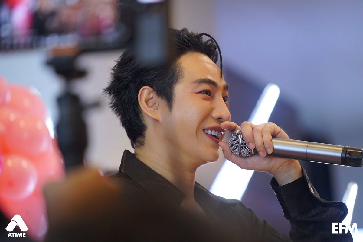 EFM_STATION's tweet photo. 😚🎂ไม่เจอกันนาน..คิดถึงจังเล้ยยยยยยยยยยยย ไม่ใช่แค่แฟนเพลงทนความคิดถึงไม่ไหว เฮียเป๊ก ก็ทนคิดถึงทุกคนไม่ไหวเหมือนกัน
.
เพราะล่าสุด เป๊ก-ผลิตโชค อายนบุตร ศิลปินขวัญใจมหาชน คัมแบ็กพร้อมชวนแฟน ๆ มารวมตัวกันที่ลอบบี้ อาคารจีเอ็มเอ็ม แกรมมี่ เพลส เพื่อร่วมเฉลิมฉลองวันคล้ายวันเกิด 9 สิงหาคม ซึ่งปีนี้เฮียเป๊กของเราก็มีอายุครบ 40 ปีแบบแจ๋ว ๆ
.
บรรยากาศเป็นไปด้วยความอบอุ่น จากเสียงกรี๊ดต้อนรับของแฟนเพลงทุกคน ก่อนจะพูดคุยทักทายพร้อมเล่าถึงช่วงเวลาที่ว่างเว้นจากการทำงานไป โดย เป๊ก ประกาศข่าวดีกับแฟน ๆ ทุกวันนี้เร็ว ๆ นี้กำลังจะมีผลงานเพลงใหม่ และที่สำคัญไม่ได้มาแค่ 1 แต่มาเป็นอัลบั้ม! แถม 1 เพลงที่ถูกเลือกมาเปิดตัวก็ผ่านกระบวนการผลิตและถ่ายทำมิวสิกวิดีโอเสร็จเรียบร้อยแล้ว นับถอยหลังรอฟังเพลงใหม่ของเฮียกันได้เลย
.
ก่อนที่ เป๊ก จะกล่าวขอบคุณสำหรับพลังความรัก ความคิดถึง การสนับสนุนจาก ‘นุช’ ทุกคนเสมอมา โปรเจกต์ทุก ๆ โปรเจกต์ได้เห็นแล้วก็รู้สึกอิ่มเอมใจ เป็นวันเกิดที่มีความสุขมาก ๆ อีกหนึ่งปี
 
ภาพ : EFM94
เพิ่มเติมได้ที่ : https://t.co/KcqqFMsaUY
 
#EFM94 #EFMNEWS #เป๊กผลิตโชค #HAPPYPALITDAY2024 #WhiteMusic #GMMMUSIC #GMMGRAMMY