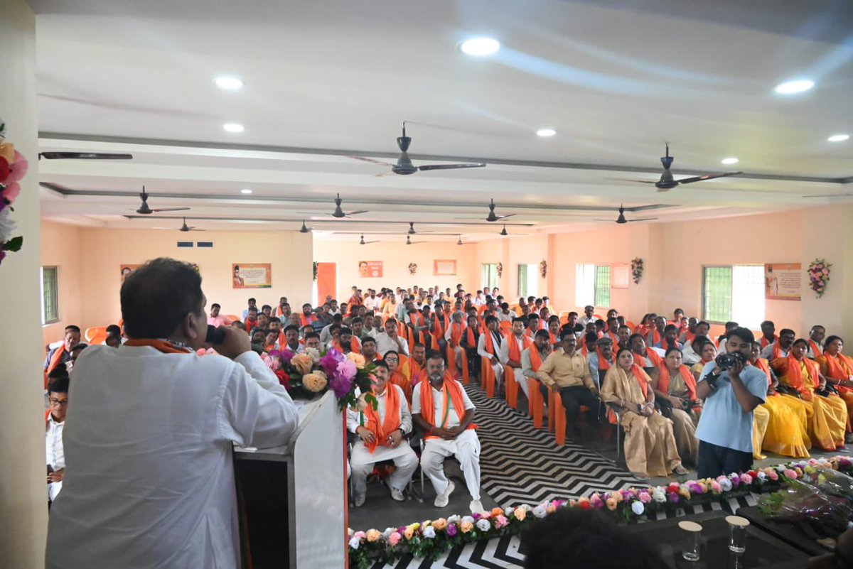 DilipJaiswalBJP's tweet photo. राष्ट्रसेवा है हमारा प्रधान कर्तव्य

किशनगंज स्थित भाजपा जिला कार्यालय में आज विस्तृत जिला कार्यसमिति बैठक को सम्बोधित किया एवं उपस्थित पदाधिकारियों एवं कार्यकर्ताओं से संगठन के आगामी कार्यक्रमों से जुड़ी चर्चा की।
भाजपा कार्यकर्ता आधारित पार्टी है। यहां संगठन का हर कार्यकर्ता अपने कर्तव्यों के प्रति संकल्पित रहता है। हम सबको मिलकर राष्ट्र के विकास और संगठन को सुदृढ़ बनाने के लिए हमेशा तत्पर रहना है।
आप सभी से प्राप्त स्नेह एवं सम्मान के लिए हार्दिक धन्यवाद।
बैठक में प्रदेश मंत्री श्री अनिल ठाकुर जी, पूर्व विधायक श्री सिकंदर सिंह जी, जिलाध्यक्ष श्री सुशांत गोप जी, जिला प्रभारी श्री मनोज सिंह जी, लोकसभा प्रभारी श्री प्रफुल्ल रंजन वर्मा जी, क्षेत्रीय प्रभारी स्वदेश यादव जी एवं सह प्रभारी श्री नरेश शाह जी भी उपस्थित रहे। @BJP4Bihar