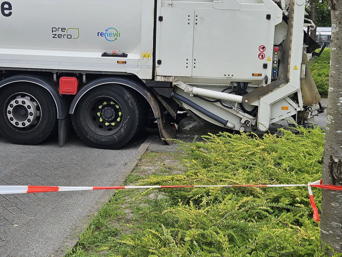 DannyMulder's tweet image. Of je zet je vuilniswagen op een betonnenpoller #nieuwvennep #getsewoud