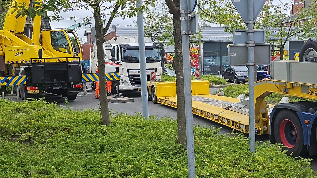 DannyMulder's tweet image. Of je zet je vuilniswagen op een betonnenpoller #nieuwvennep #getsewoud