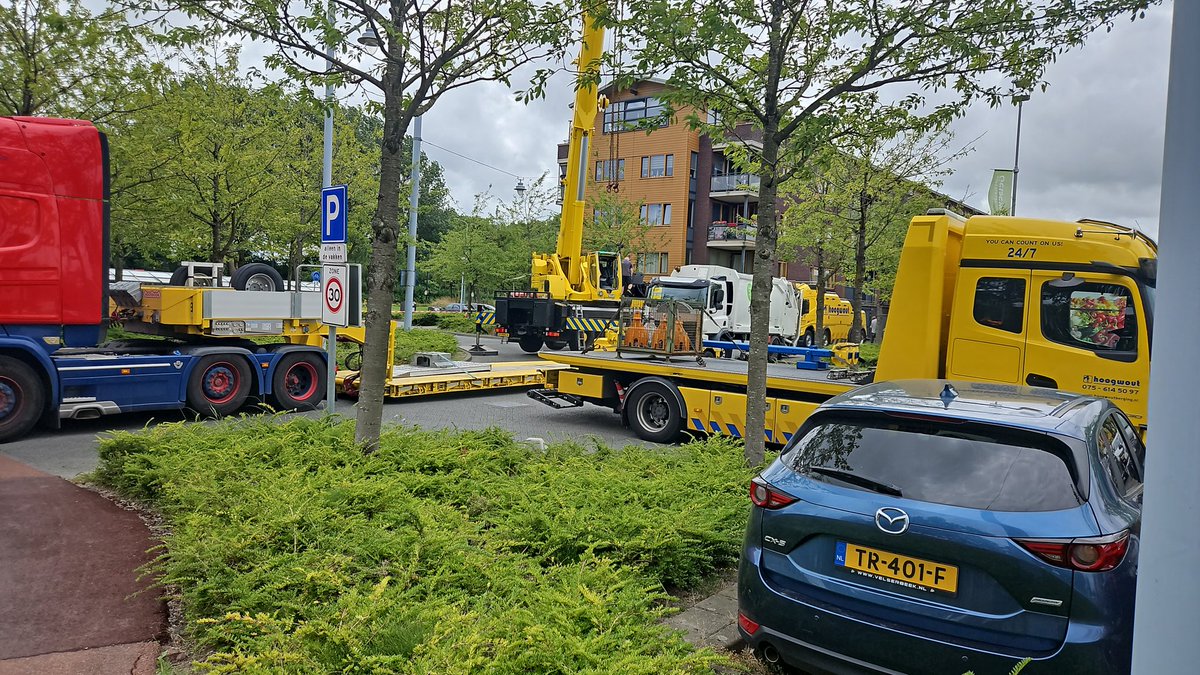 DannyMulder's tweet image. Of je zet je vuilniswagen op een betonnenpoller #nieuwvennep #getsewoud