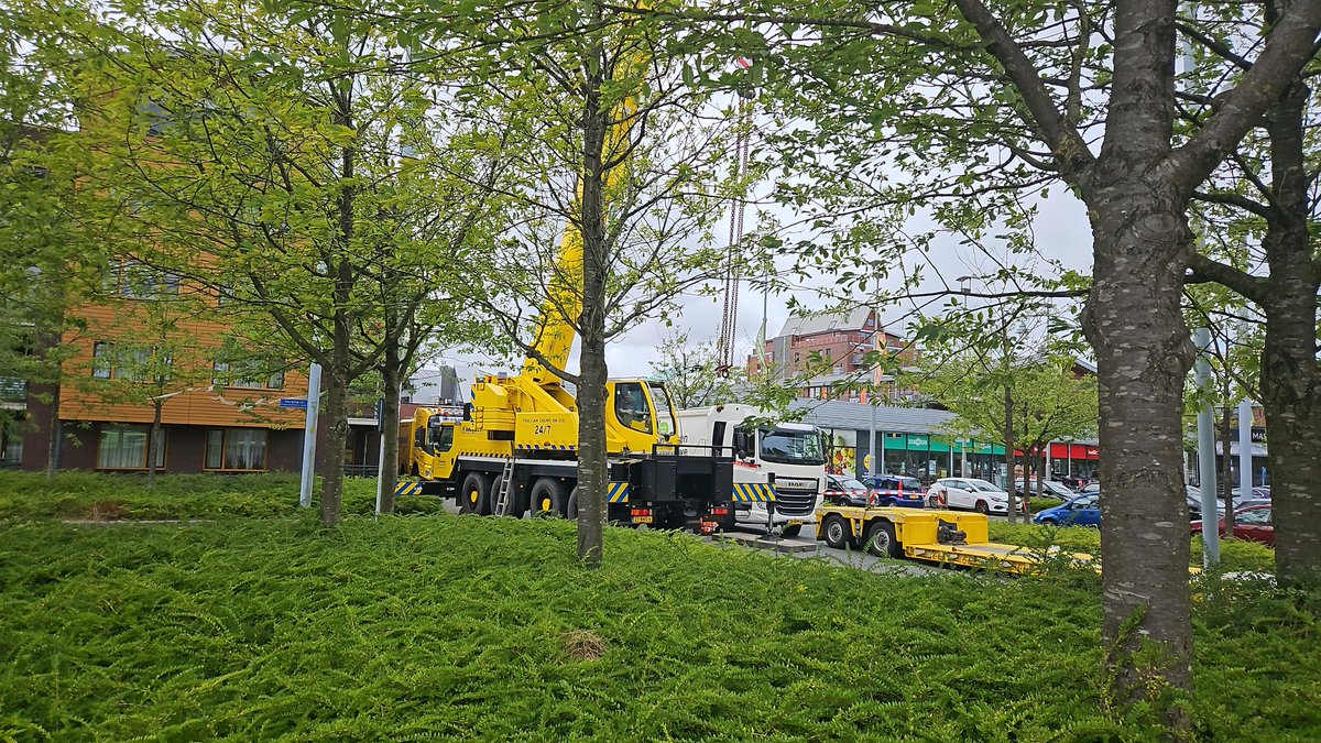 DannyMulder's tweet image. Of je zet je vuilniswagen op een betonnenpoller #nieuwvennep #getsewoud