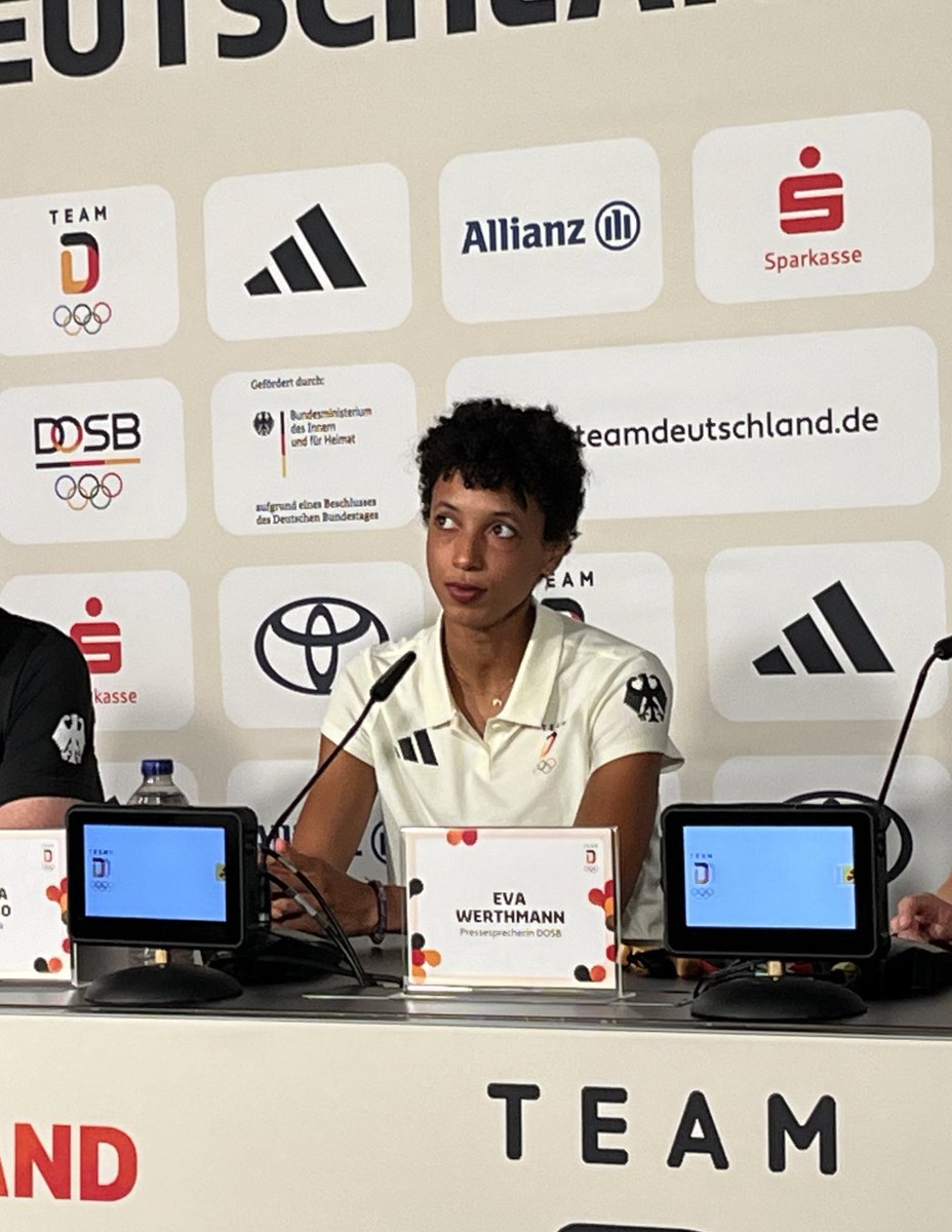 Erst Zuhörerin, dann selbst dran bei der Pressekonferenz: Weitsprung-Silbermedaillengewinnerin Malaika Mihambo im Deutschen Haus. #Olympia2024 #PARIS2024 #dpareporter