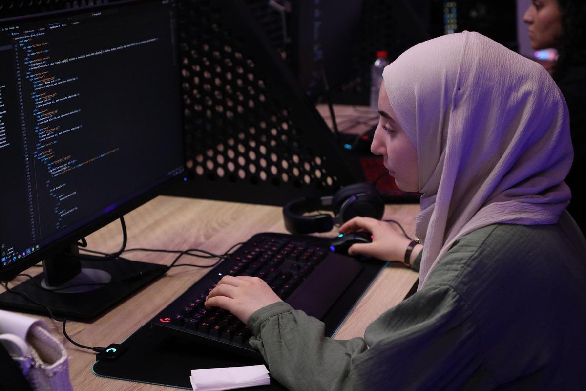 KaratayBelediye's tweet photo. 👾“NET MVC8 Full Stack Web Programcılığı Kursu” ev sahipliğimizde gerçekleştiriliyor.

Karatay Belediyesi Ali Ulvi Kurucu Gençlik Merkezi’mizde devam eden eğitimlere 14 yaş üzeri web programlamaya meraklı gençler katılıyor.

Haberin devamı👇🏻
https://t.co/jPca0ClJri https://t.co/jFnFxxmkrc