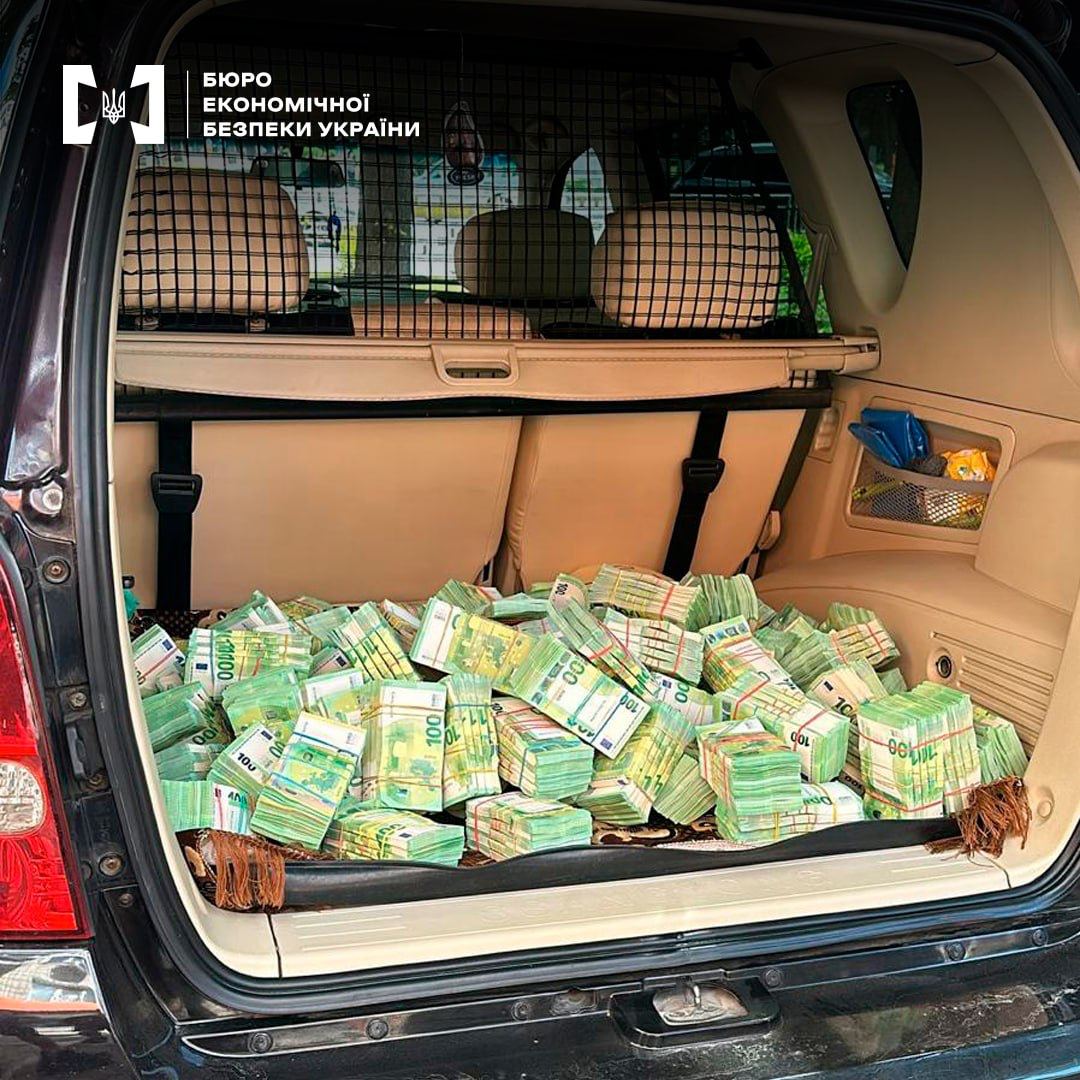 BowesChay's tweet photo. Dear European taxpayers. 

Here's €5,000,000 of your money in the back of a Porche Cayenne in Ukraine. 

Now, scale up and imagine just how much of your money, dumped into this brutal Dictatorship, has gone the same way? https://t.co/TYgT3yUbaY