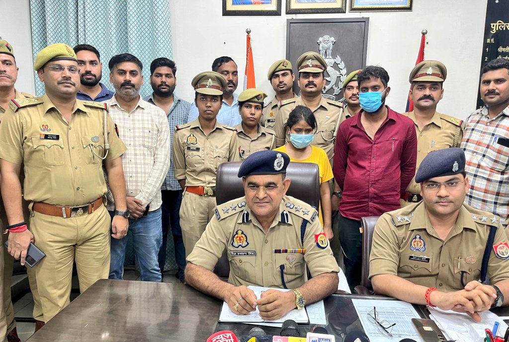थाना सरोजनीनगर व सर्विलांस सेल/क्राइम टीम <a href="/DCP_South/">DCP South Lucknow</a> की संयुक्त पुलिस टीम द्वारा ब्लाइंड मर्डर की घटना का सफल अनावरण करते हुए घटना कारित करने वाले 01 नफर अभियुक्त व 01 नफर सहअभियुक्ता को लूट के माल के साथ किया गया गिरफ्तार।

#Lkopolice_On_Duty

<a href="/Uppolice/">UP POLICE</a> <a href="/lkopolice/">LUCKNOW POLICE</a>