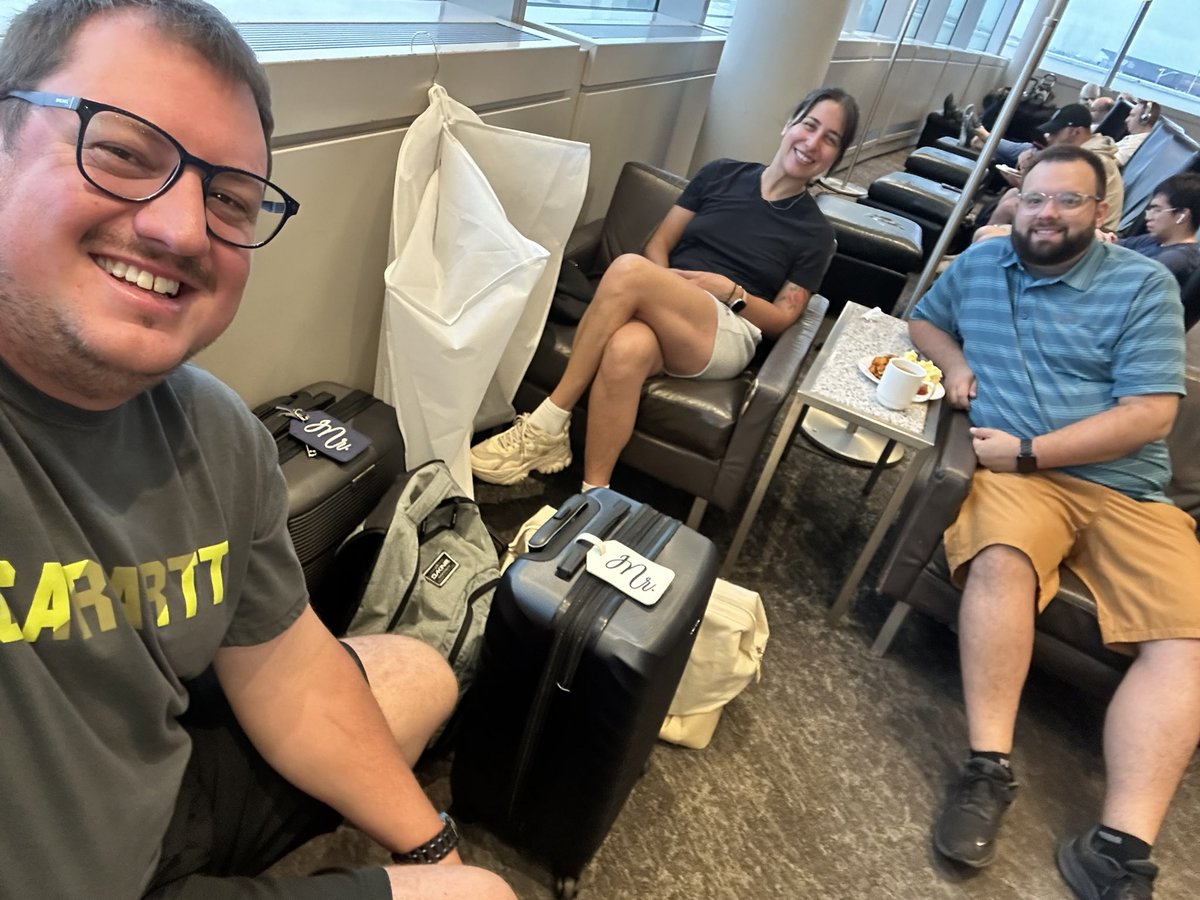 Chilling <a href="/TorontoPearson/">Toronto Pearson</a> in the <a href="/AirCanada/">Air Canada</a> #lounge with <a href="/Eryn_Thor/">Eryn</a> (the bride to be) on our way to <a href="/CityofEdmonton/">City of Edmonton</a>!