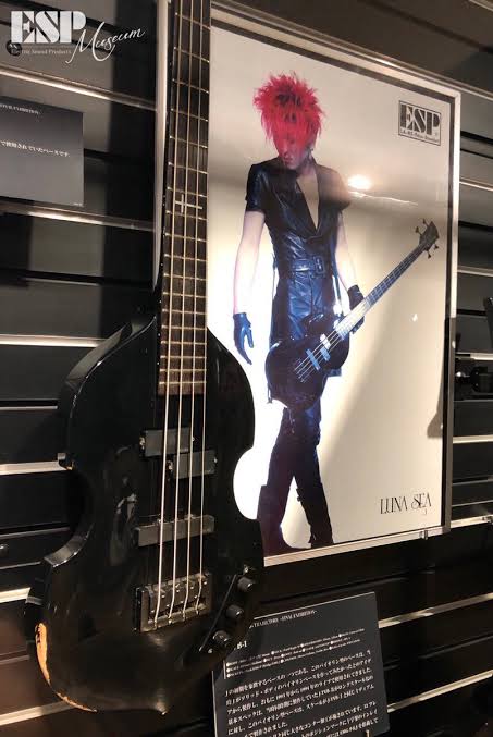 その昔、高校生だった自分はLUNA SEAのJがヴァイオリンシェイプのベースを使っているのを見た。その時に「ベースとヴァイオリンを弾けるベーシストがいたらどんなにカッコいいだろう…」と妄想していた。その後、本当にFURUTATSUのような人が現れるとは夢にも思わなかった。しかもあんな熱いバンドで…