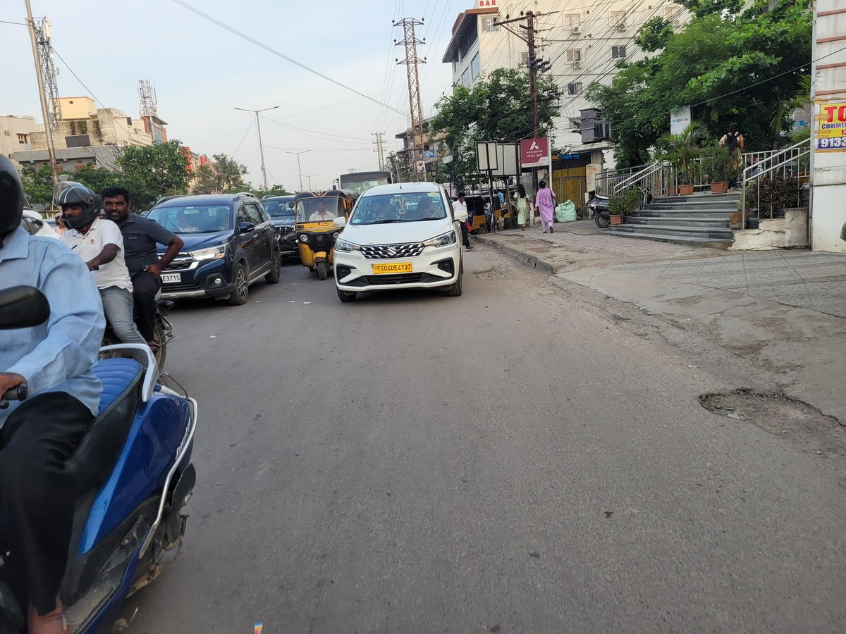 bugeorge's tweet photo. @hydcitypolice  @HYDTP 

Maruti Ertiga Car TS04UE4137 blocked Free Left at Alwyn Crossroads Miyapur and abused the women who asked him to clear the Free Left and Lot of traffic jam caused because of him. 
Please take appropriate action. https://t.co/iB2mzIPxGu
