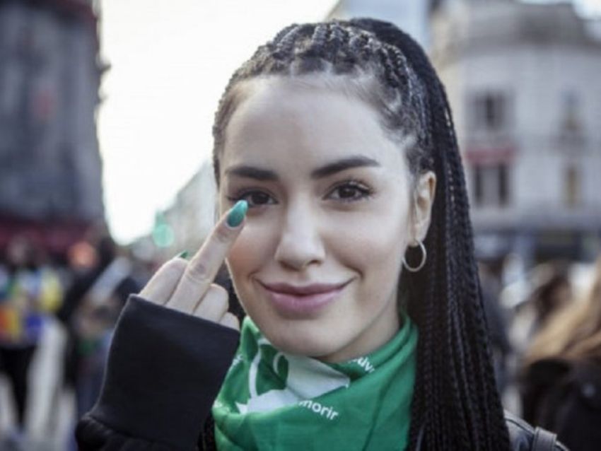 "Si tocan a una nos tocan a todas"
Excepto en caso de que seas Fabiola. 

Que peligroso, que triste.