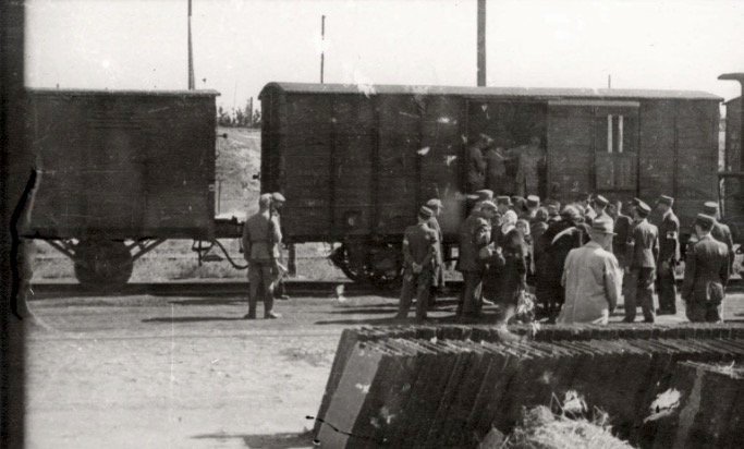 9 August 1944 | The Germans began final deportation of Jews from the liquidated #Litzmannstadt ghetto to #Auschwitz. Within 3 weeks, 67,000 people - men, women &amp; children - were transported the camp. Around 45,000 of them were murdered in gas chambers.