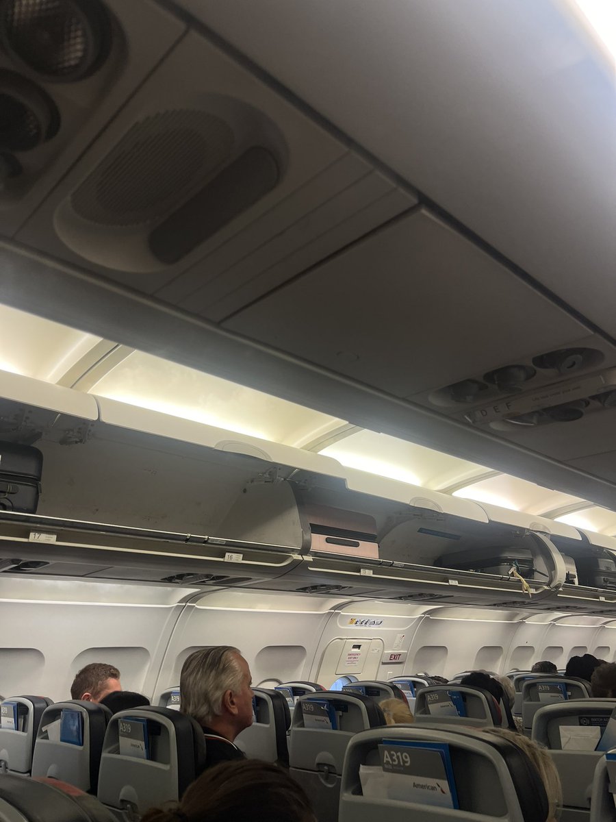 patchezdaniel's tweet photo. @AmericanAir tell me why I was told to check my bag before boarding to see so many available spots overhead… thanks! https://t.co/yeMkLtVNPZ