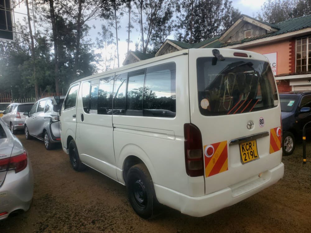 space_maverick_'s tweet photo. @Caradvicekenya Toyota hiace AWD 3000cc turbo diesel 1.1m https://t.co/zoC0nvla1j