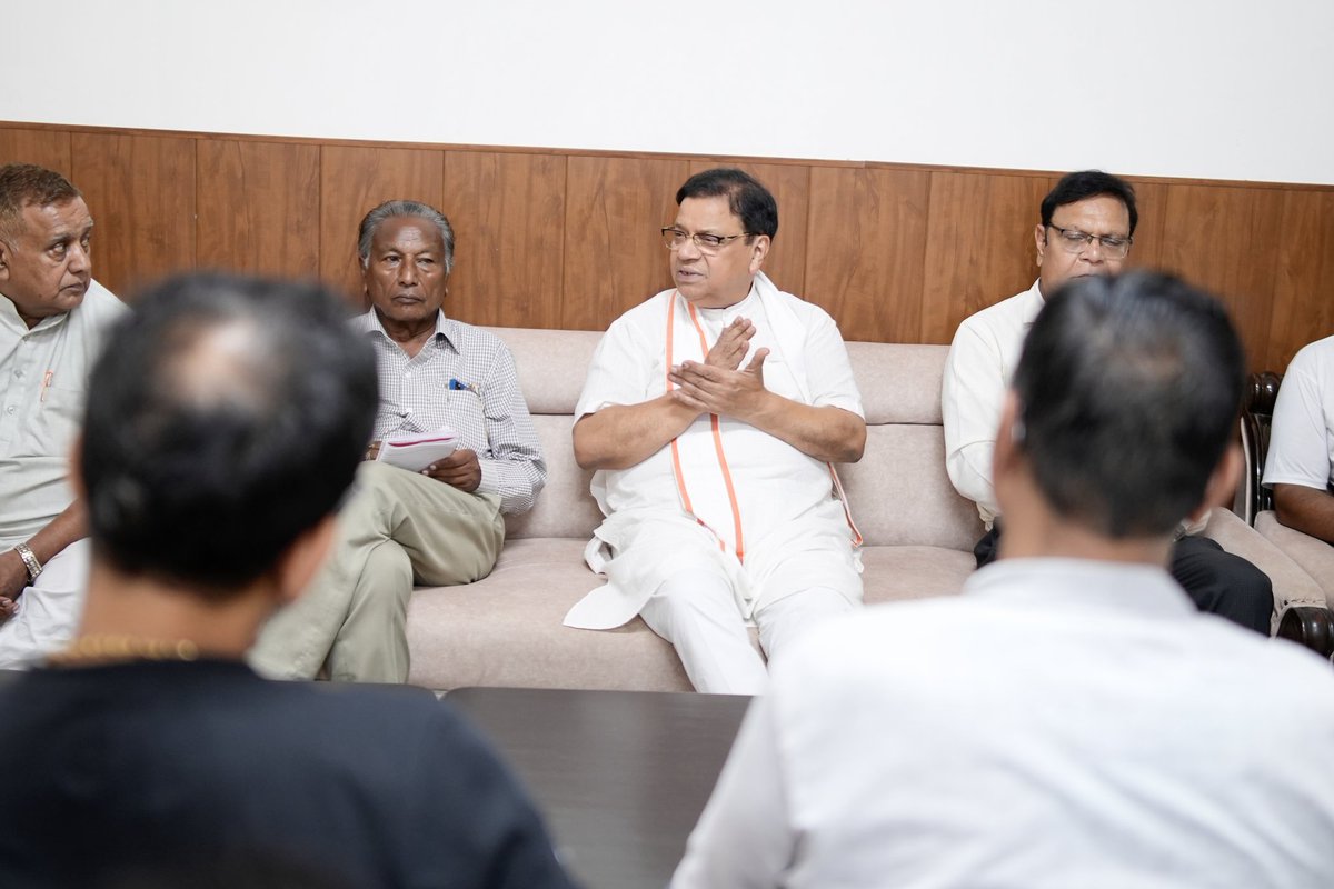 drkamalguptabjp's tweet photo. हर घर तिरंगा अभियान को सफल बनाने के लिए आज पीडब्ल्यूडी रेस्ट हाऊस में पार्टी नेताओं और कार्यकर्ताओं के साथ बैठक की।इस अभियान के तहत हर घर तिरंगा फहराने के साथ तिरंगा रैली का आयोजन भी किया जायेगा । 
#HarGharTiranga2024 #HarGharTiranga #HarGharTirangaOnceAgain https://t.co/ed2vDjGiaF