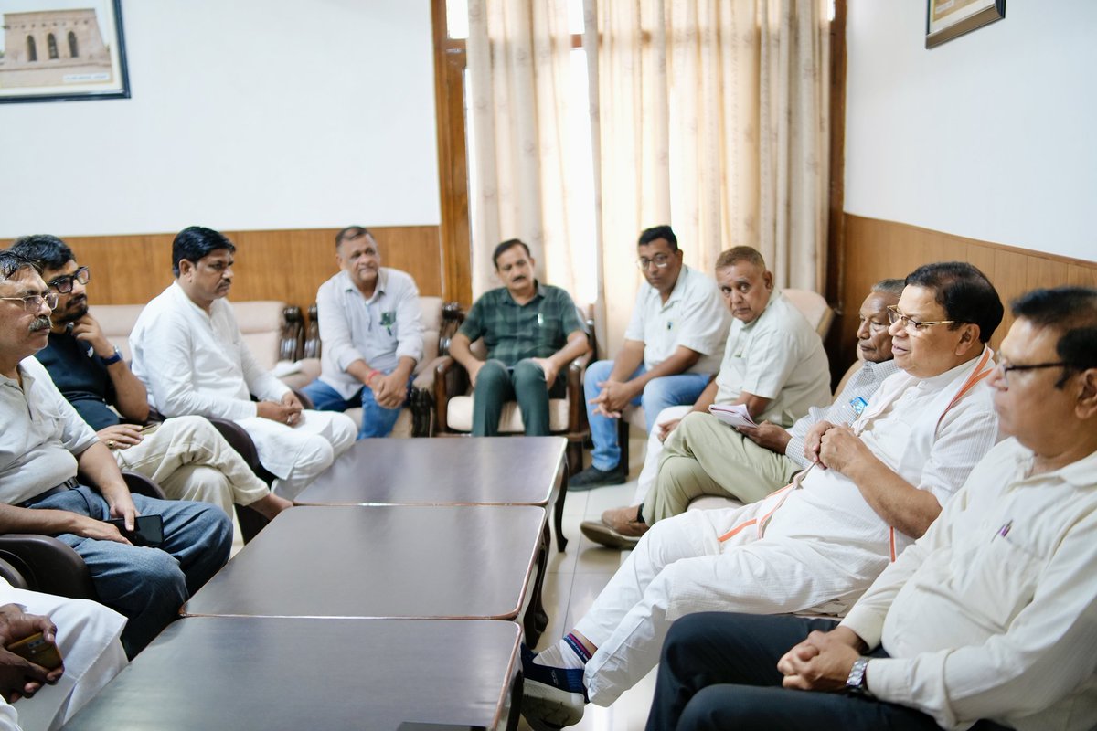 drkamalguptabjp's tweet photo. हर घर तिरंगा अभियान को सफल बनाने के लिए आज पीडब्ल्यूडी रेस्ट हाऊस में पार्टी नेताओं और कार्यकर्ताओं के साथ बैठक की।इस अभियान के तहत हर घर तिरंगा फहराने के साथ तिरंगा रैली का आयोजन भी किया जायेगा । 
#HarGharTiranga2024 #HarGharTiranga #HarGharTirangaOnceAgain https://t.co/ed2vDjGiaF