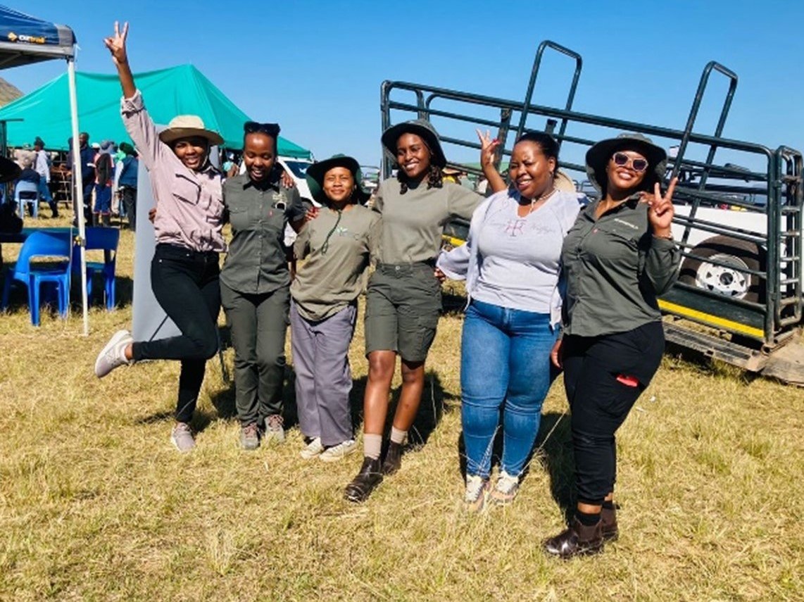 JNCC_UK's tweet photo. Today we celebrate National Women's Day in 🇿🇦 South Africa by recognising the women dedicated to reducing pollution, protecting the environment &amp; striving towards #PovertAlleviation within the ODA #EnvironmentalPollution Programme 🌍 https://t.co/vnVcq3hMRD 🧵 https://t.co/GsGA6PR16i