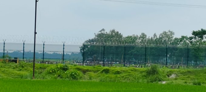 LokmatTimes_ngp's tweet photo. #BangladeshCrisis l Several #Bangladeshis belonging to minority who fell victim of violence, gather in #WestBengal's Cooch Behar. Troops of 157 Battalion of the #BSF have been deployed in the area.
#BSFinAction #HindusUnderAttackInBangladesh #Violence #India #Bangladesh #crisis https://t.co/DxIPmH8eXS
