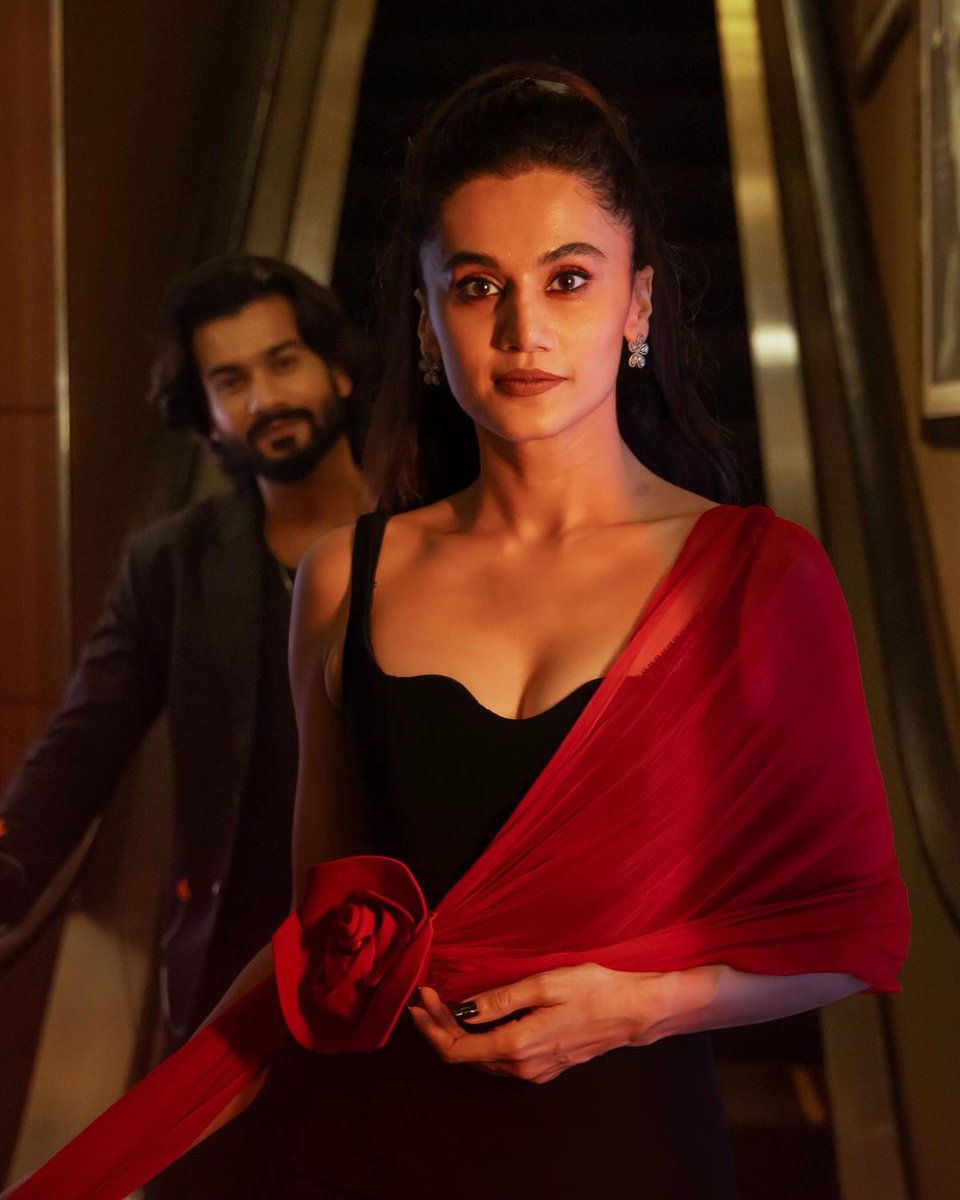 TrueScoopNews's tweet image. Taapsee Pannu Stuns in a Sexy Black Gown at 'Phir Aayi Hasseen Dillruba' Screening

#TaapseePannu #PhirAayiHasseenDillruba #BlackGown #Screening