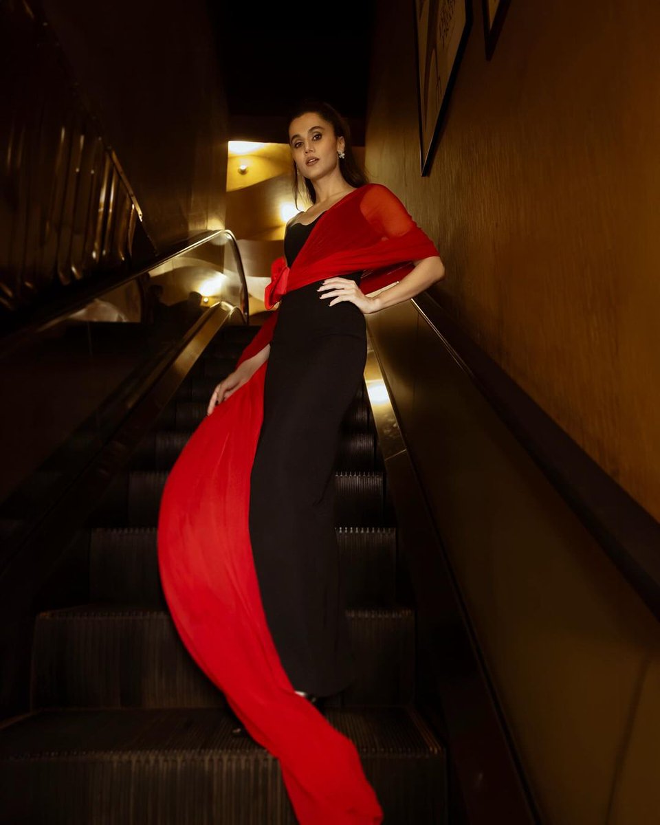 TrueScoopNews's tweet image. Taapsee Pannu Stuns in a Sexy Black Gown at 'Phir Aayi Hasseen Dillruba' Screening

#TaapseePannu #PhirAayiHasseenDillruba #BlackGown #Screening