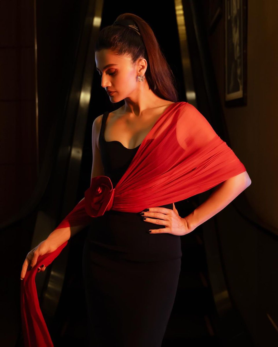 TrueScoopNews's tweet image. Taapsee Pannu Stuns in a Sexy Black Gown at 'Phir Aayi Hasseen Dillruba' Screening

#TaapseePannu #PhirAayiHasseenDillruba #BlackGown #Screening