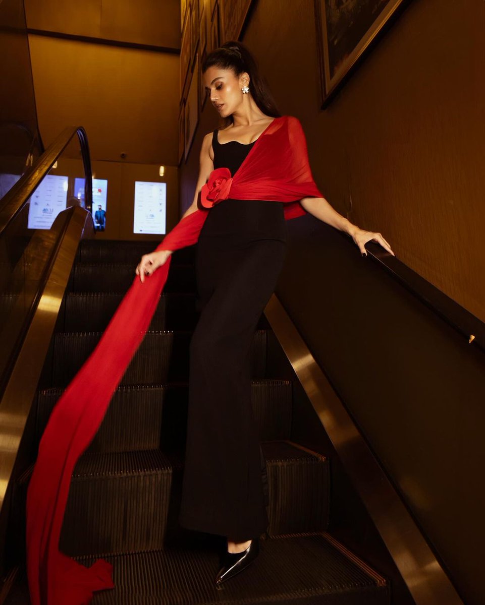 TrueScoopNews's tweet image. Taapsee Pannu Stuns in a Sexy Black Gown at 'Phir Aayi Hasseen Dillruba' Screening

#TaapseePannu #PhirAayiHasseenDillruba #BlackGown #Screening