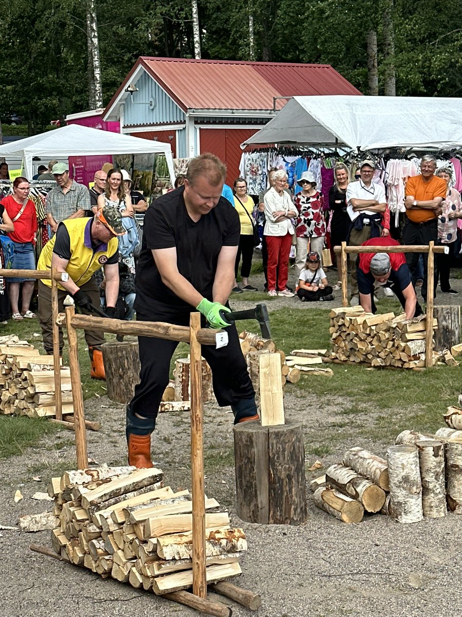 Teemu Sarhemaa (@teemusarhemaa) on Twitter photo Oli kirveellä töitä tänään Anianpellonmarkkinoilla 😉 <a href="/anttikaikkonen/">Antti Kaikkonen</a> <a href="/asikkalankunta/">Asikkalan kunta</a> #Anianpellonmarkkinat #Asikkala #Sirkkusenranta #PäijännePankkiiri Oli kirveellä töitä tänään Anianpellonmarkkinoilla 😉 <a href="/anttikaikkonen/">Antti Kaikkonen</a> <a href="/asikkalankunta/">Asikkalan kunta</a> #Anianpellonmarkkinat #Asikkala #Sirkkusenranta #PäijännePankkiiri